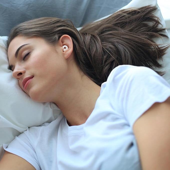 Mujer durmiendo con tapones para dormir bien