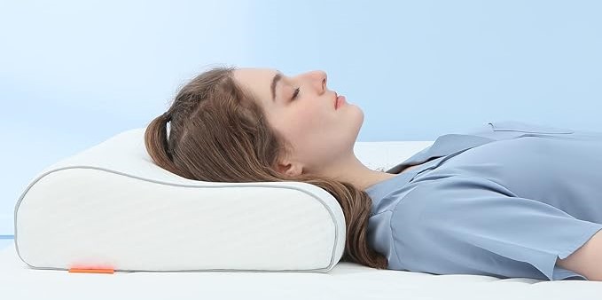 Imagen de chica descansando, utilizando una almohada para dormir bien